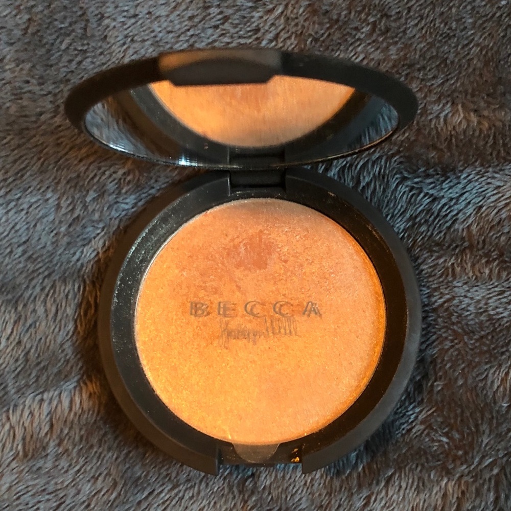 🌷SPRING SALE🌷 Becca Champagne Pop Highlighter